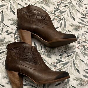 UGG Cut Out Details Distressed Brown Leather Ankle Boots size 8